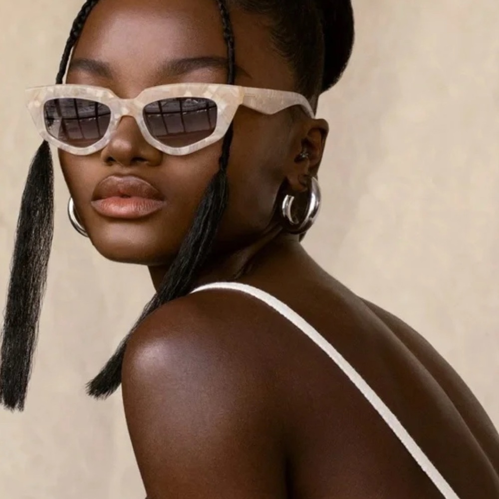 Dezi On Read sunglasses- limestone